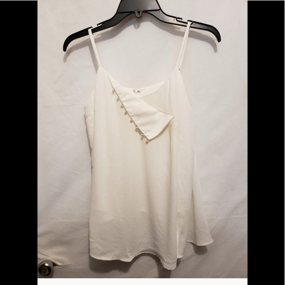 (Bonus Jewelry included ‼️) Women white tank with pearl accent